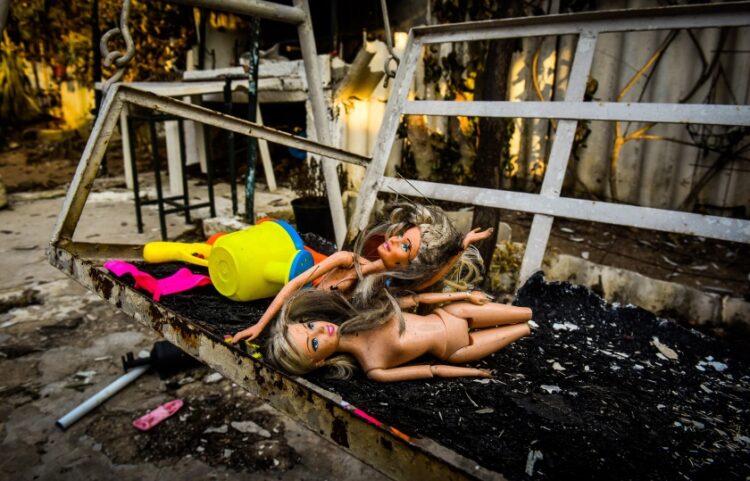 Μισοκαμένα παιδικά παιχνίδια στην αυλή ενός καμένου σπιτιού στο Μάτι (φωτ.: EUROKINISSI/Τατιάνα Μπόλαρη)