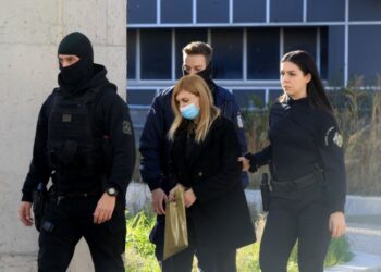 Η Ρούλα Πισπιρίγκου ενώ προσέρχεται στο δικαστήριο, συνοδεία αστυνομικών (φωτ.: ΑΠΕ-ΜΠΕ/Αλέξανδρος Βλάχος)