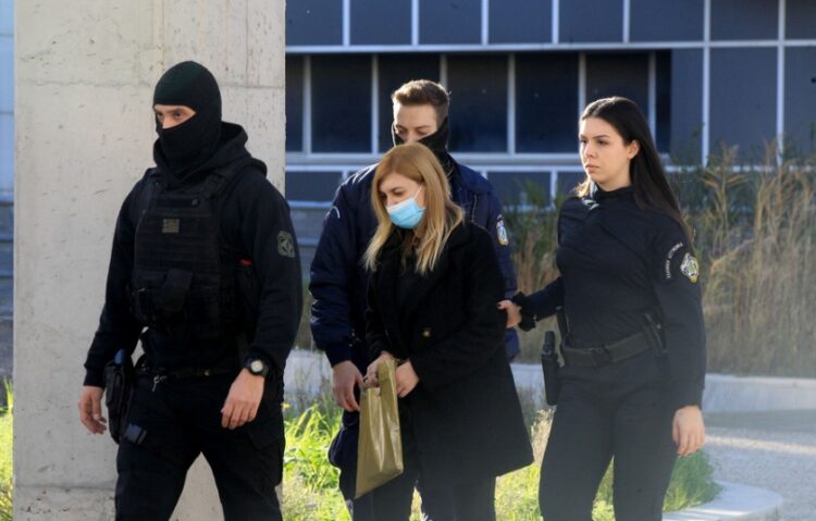 Η Ρούλα Πισπιρίγκου ενώ προσέρχεται στο δικαστήριο, συνοδεία αστυνομικών (φωτ.: ΑΠΕ-ΜΠΕ/Αλέξανδρος Βλάχος)