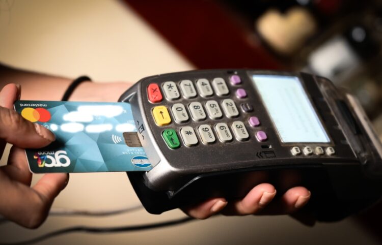 Χρήση κάρτας σε μηχάνημα POS (φωτ. αρχείου: EUROKINISSI/Έφη Σκάζα)