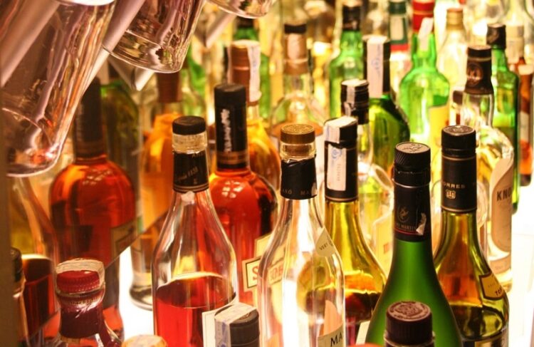 Μπουκάλια αλκοόλ σε μπαρ (φωτ. αρχείου: pixabay/453169)