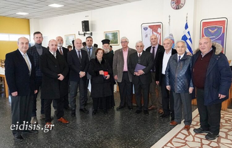Η Σοφία Προκοπίδου με τον υπουργό Δικαιοσύνης Γιώργο Φλωρίδη και μέλη του Συλλόγου Εφέδρων Αξιωματικών Νομού Κιλκίς (φωτ.: eidisis.gr)