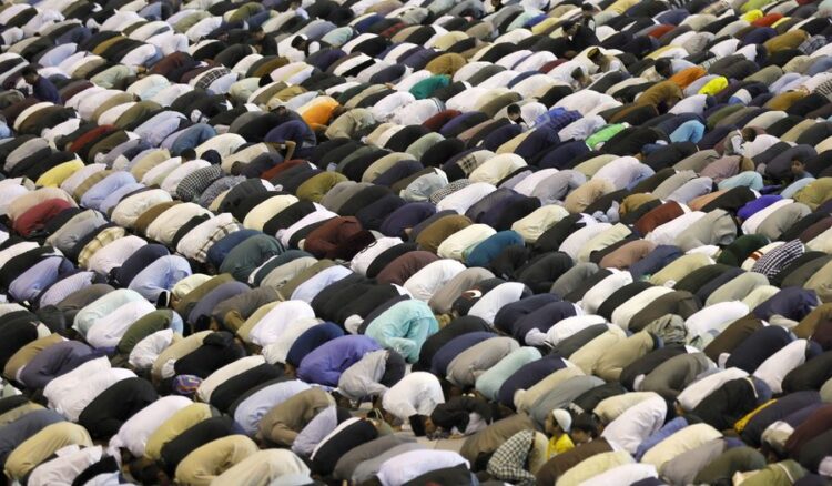 Μουσουλμάνοι στην προσευχή της Παρασκευής στη Γερμανία (φωτ. αρχείου: EPA/RONALD WITTEK)