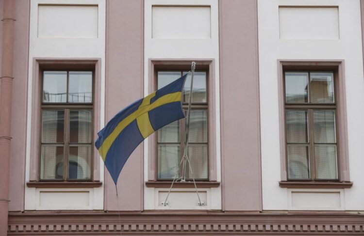 Η σουηδική σημαία στο προξενείο της χώρας στην Αγία Πετρούπολη. Το αίτημα ένταξης της Σουηδίας και της Φινλανδίας στο ΝΑΤΟ προέκυψε μετά τη ρωσική εισβολή στην Ουκρανία, προκειμένου οι χώρες της Δύσης να παρουσιάσουν ενωμένο μέτωπο έναντι της Ρωσίας. (φωτ.: EPA/Anatoly Maltsev)