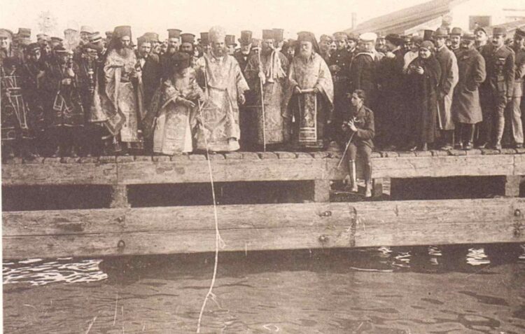 Στη φωτογραφία του 1917 απεικονίζεται ο εορτασμός των Θεοφανίων στην προβλήτα Α' του λιμανιού, από τον τότε Αρχιεπίσκοπο Γεννάδιο, παρουσία του πρωθυπουργού Ελευθερίου Βενιζέλου, ιερέων και πλήθος κόσμου (φωτ.: Ιερά Μητρόπολη Θεσσαλονίκης)