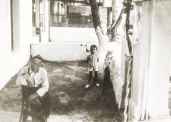 Ο Θεόδωρος Τριανταφυλλίδης και ο εγγονός του Θοδωρής στο προσφυγικό σπίτι στην Καλογρέζα, πρώην παράπηγμα 236, σήμερα ο αριθμός 70 στην οδό Βυζαντίου. Δίπλα στο φράχτη βρισκόταν η ταβέρνα του Ζωγραφίδη (φωτ.: αρχείο Πέτρου Τριανταφυλλίδη)