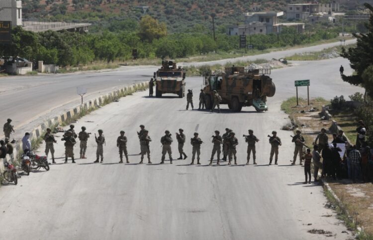 Τούρκοι στρατιώτες φρουρούν δρόμο στη Συρία (φωτ. αρχείου: EPA/Yahya Nemah)