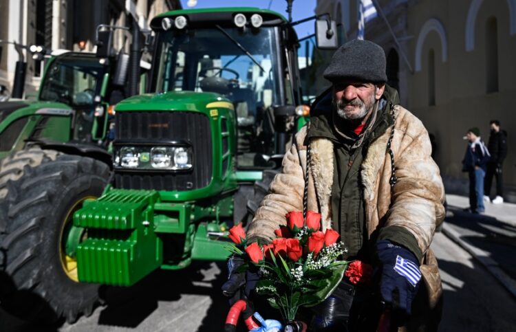 Αγρότες με τα τρακτέρ και τα όμορφα τριαντάφυλλά τους κατέβηκαν στους δρόμους της Λαμίας (φωτ.: EUROKINISSI/Νάσος Σιμόπουλος)