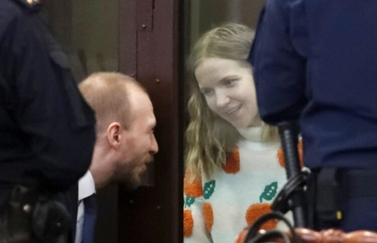 Η Ντάρια Τρέποβα χαμογελάει ενώ μιλά με τον δικηγόρο της, σε ένα διάλειμμα της δίκης στην Αγία Πετρούπολη (φωτ.: EPA/Anatoly Maltsev)