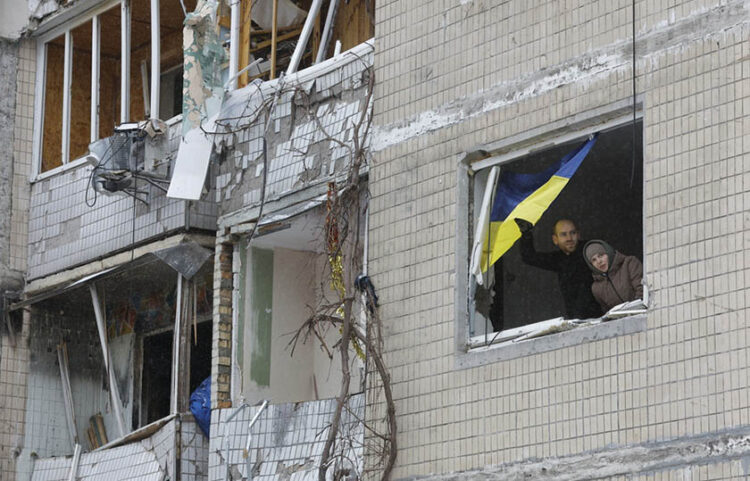 Βομβαρδισμένο διαμέρισμα σε συγκρότημα κατοικιών στο Κίεβο (φωτ.: EPA / Sergey Dolzhenko)