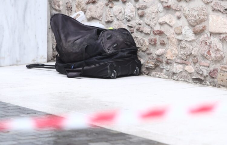 Η βαλίτσα που κινητοποίησε τις αρχές είχε εγκαταλειφθεί έξω από ξενοδοχείο στην οδό Μητροπόλεως (φωτ.: EUROKINISSI/Σωτήρης Δημητρόπουλος)