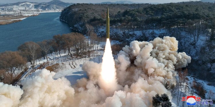 Η πρώτη εκτόξευση από τη Βόρεια Κορέα του υπερηχητικού πυραύλου μέσου βεληνεκούς με στερεό καύσιμο (φωτ.: EPA / KCNA)