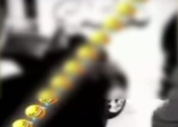 Στιγμιότυπο από το βίντεο που ανάρτησαν οι ανήλικες στο διαδίκτυο, συνοδεύοντας το μάλιστα με emojis που γελάνε με το περιστατικό του ξυλοδαρμού (φωτ.: glomex)