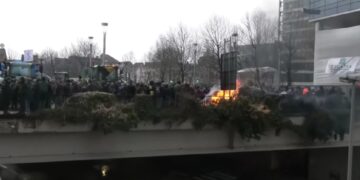 Αγρότες διαμαρτύρονται στις Βρυξέλλες (Πηγή φωτ: youtube.com/@TheTimes)