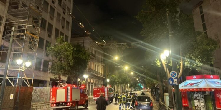 Δυνάμεις της Πυροσβεστικής που κλήθηκαν μετά το προειδοποιητικό μήνυμα για έκρηξη βόμβας απέναντι από το υπουργείο Εργασίας (Πηγή φωτ.: ertnews.gr)