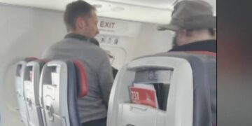 Η στιγμή που επιβάτης σταματά άλλον επιβάτη ο οποίος προσπαθεί να ανοίξει την πόρτα του αεροσκάφους της American Airlines την ώρα που πετά στα 8.000 μέτρα (Φωτ.: Video screenshot/abc30.com)