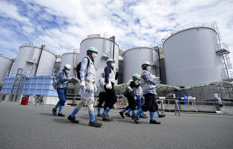 Ξένοι δημοσιογράφοι φορώντας προστατευτικό εξοπλισμό ξεναγούνται στον πυρηνικό σταθμό της Φουκουσίμα (φωτ.: EPA / Eugene Hoshiko / POOL)