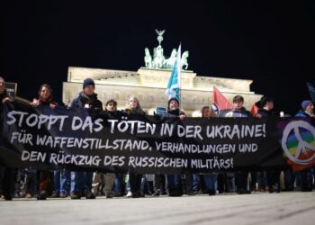 Σιωπηλή διαμαρτυρία για τις δολοφονίες στην Ουκρανία, χθες το βράδυ, μπροστά από την Πύλη του Βραδεμβούργου στο Βερολίνο (φωτ.:  EPA/Clemens Bilan)