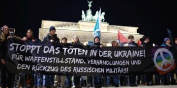 Σιωπηλή διαμαρτυρία για τις δολοφονίες στην Ουκρανία, χθες το βράδυ, μπροστά από την Πύλη του Βραδεμβούργου στο Βερολίνο (φωτ.:  EPA/Clemens Bilan)