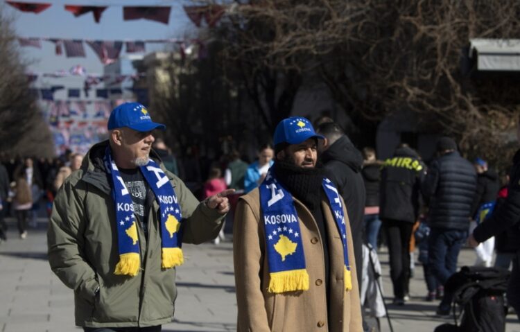 Πολίτες φορούν καπέλα και κασκόλ με το χάρτη του Κοσόβου στη διάρκεια εορτασμών στην Πρίστινα (φωτ.: EPA/Georgi Licovski)