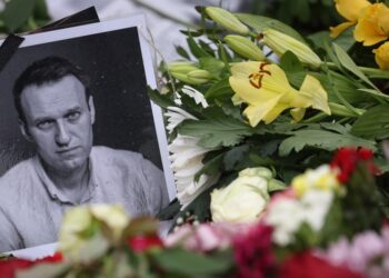 Πορτρέτο του Αλεξέι Ναβάλνι και λουλούδια στη μνήμη του έξω από τη ρωσική πρεσβεία στο Βερολίνο (φωτ.: EPA/Clemens Bilan)