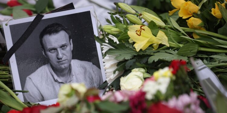 Πορτρέτο του Αλεξέι Ναβάλνι και λουλούδια στη μνήμη του έξω από τη ρωσική πρεσβεία στο Βερολίνο (φωτ.: EPA/Clemens Bilan)
