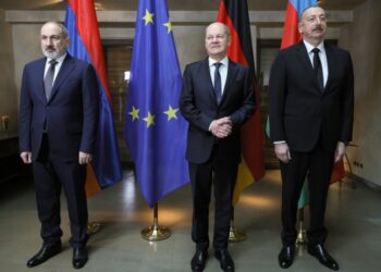 Από αριστερά, ο Αρμένιος πρωθυπουργός Νικόλ Πασινιάν, ο Γερμανός καγκελάριος Όλαφ Σολτς και ο πρόεδρος του Αζερμπαϊτζάν Ιλχάμ Αλίεφ στη διάρκεια τριμερούς συνάντησης στο Μόναχο, στις 17 Φεβρουαρίου (φωτ.: EPA/Ronald Wittek / Pool)