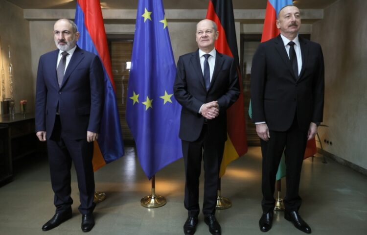 Από αριστερά, ο Αρμένιος πρωθυπουργός Νικόλ Πασινιάν, ο Γερμανός καγκελάριος Όλαφ Σολτς και ο πρόεδρος του Αζερμπαϊτζάν Ιλχάμ Αλίεφ στη διάρκεια τριμερούς συνάντησης στο Μόναχο, στις 17 Φεβρουαρίου (φωτ.: EPA/Ronald Wittek / Pool)