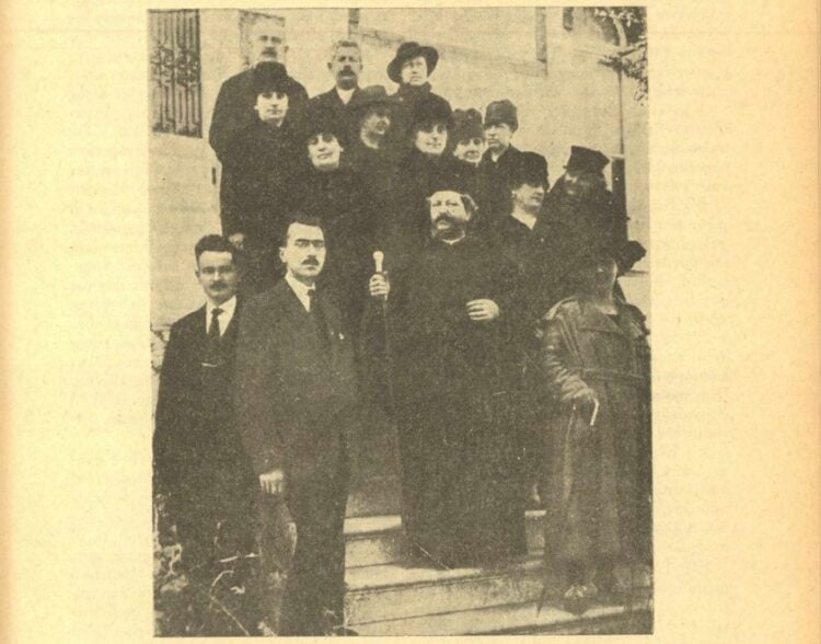 Το Διοικητικό Συμβούλιο του Ορφανοτροφείου Αμισού, το 1920. Από αριστερά, κάτω σειρά: Ιάκωβος Χατζησάββας, Αλκιβιάδης Χατζημιχαήλογλου, Επίσκοπος Ζήλων Ευθύμιος ο Αγριτέλλης, δις Μαρίκα Ζωγραφίδου ιατρός από την Αμισό, απεσταλμένη του Ελληνικού Ερυθρού Σταυρού. 
Μεσαία σειρά: Δέσποινα Χατζησάββα, Αλεξάνδρα Στεφοπούλου, Σουλτάνα Αντώνογλου, Θελξινόη Γιαλτιζτζόγλου, Χαρίκλεια Μακρή, Αλεξάνδρα Γαβριήλογλου, Μελπομένη Κανατίδη και Μάνια Εμφιετζόγλου.
Άνω σειρά: Γαβριήλ Παπάζογλου, Αντώνιος Ανανιάδης και μις Νοξ της Αμερικανικής Περιθάλψεως Μέσης Ανατολής (πηγή: Χρονικά του Πόντου, τεύχος 23-24)