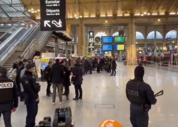 Γάλλοι αστυνομικοί στον σιδηροδρομικό σταθμό Γκαρ ντε Λιόν όπου σημειώθηκε η επίθεση με μαχαίρι (Πηγή φωτ.:twitter/imurpartha)imurpartha