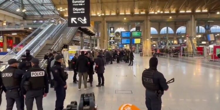 Γάλλοι αστυνομικοί στον σιδηροδρομικό σταθμό Γκαρ ντε Λιόν όπου σημειώθηκε η επίθεση με μαχαίρι (Πηγή φωτ.:twitter/imurpartha)
imurpartha