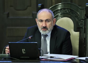 Ο Νικόλ Πασινιάν απευθύνεται στο υπουργικό συμβούλιο (φωτ.: Γραφείο Τύπου του Πρωθυπουργού της Δημοκρατίας της Αρμενίας)