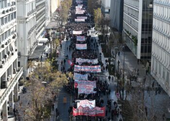 Χαρακτηριστικό στιγμιότυπο από την πορεία στο κέντρο της Αθήνας (φωτ.: EUROKINISSI/Τατιάνα Μπόλαρη)