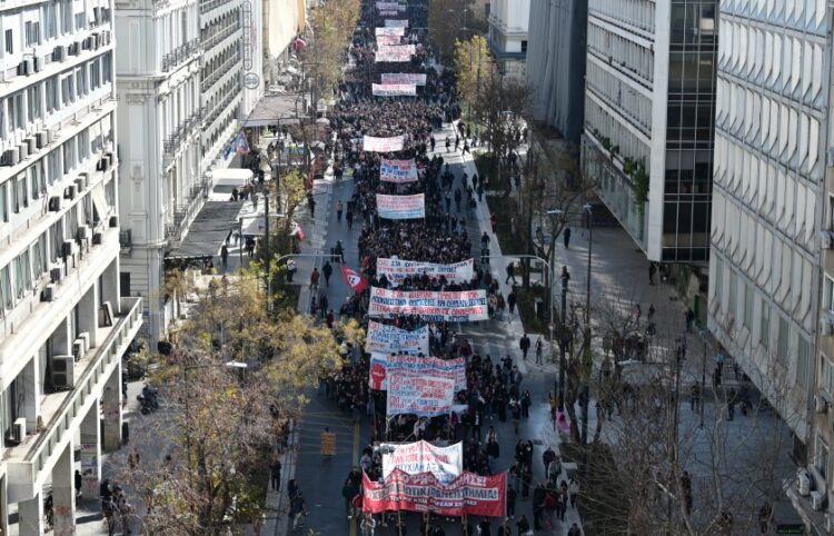 Χαρακτηριστικό στιγμιότυπο από την πορεία στο κέντρο της Αθήνας (φωτ.: EUROKINISSI/Τατιάνα Μπόλαρη)