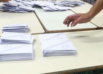 Αυτή είναι μια εικόνα από εκλογικό τμήμα, που όσοι ψηφίσουν με επιστολική ψήφο στις επερχόμενες Ευρωεκλογές δεν θα έχουν (φωτ.: Βασίλης Βερβερίδης/ΜΟΤΙΟΝΤΕΑΜ)