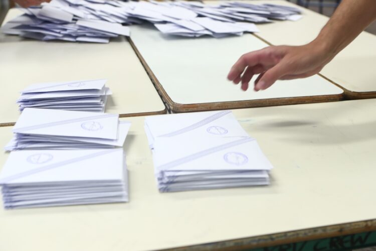 Αυτή είναι μια εικόνα από εκλογικό τμήμα, που όσοι ψηφίσουν με επιστολική ψήφο στις επερχόμενες Ευρωεκλογές δεν θα έχουν (φωτ.: Βασίλης Βερβερίδης/ΜΟΤΙΟΝΤΕΑΜ)