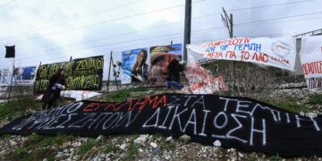 Μνημόσυνο από τις οικογένειες των θυμάτων στον τόπο της τραγωδίας στα Τέμπη με αφορμή την επέτειο της συμπλήρωσης ενός χρόνου από το σιδηροδρομικό δυστύχημα, όπου 57 άνθρωποι έχασα την ζωή τους στην σύγκρουση των αμαξοστοιχιών, Τετάρτη 28 Φεβρουαρίου 2024. (Φωτ.: Eurokinissi)