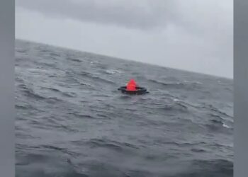 Μόνο ένα άδειο σωσίβιο έχει βρεθεί στην περιοχή των ερευνών για τον εντοπισμό του πλοίου που βυθίστηκε το πρωί στη θάλασσα του Μαρμαρά (Πηγή φωτ.: twitter.com/Hurriyet)