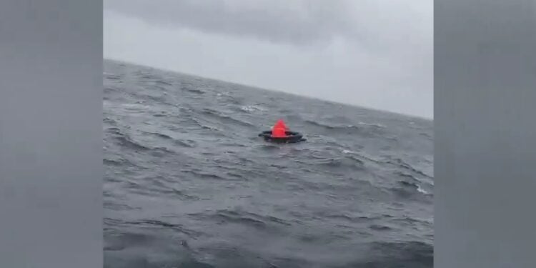 Μόνο ένα άδειο σωσίβιο έχει βρεθεί στην περιοχή των ερευνών για τον εντοπισμό του πλοίου που βυθίστηκε το πρωί στη θάλασσα του Μαρμαρά (Πηγή φωτ.: twitter.com/Hurriyet)