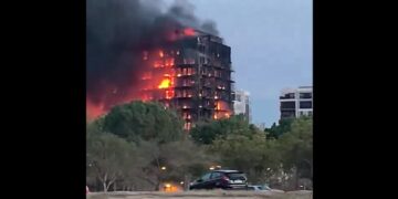 Φωτιά σε πολυώροφο συγκρότημα κατοικιών στη Βαλένθια (φωτ.: twitter.com/PPval69)
