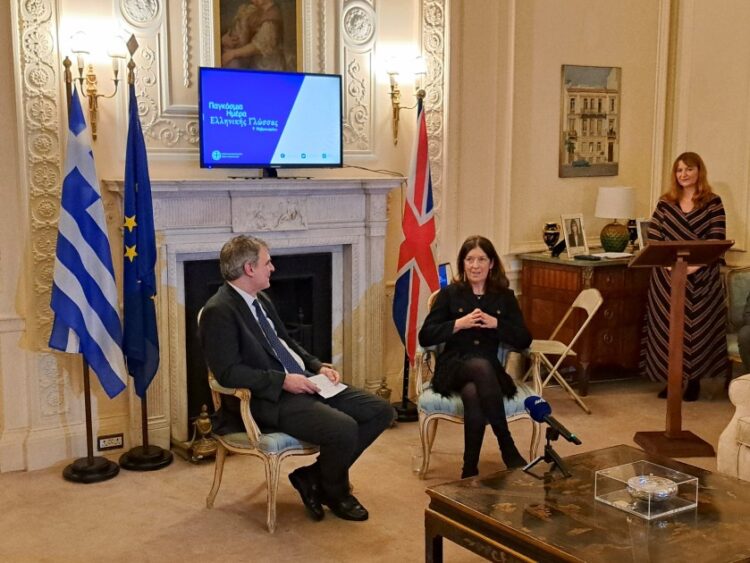 Ο Έλληνας πρέσβης στο Λονδίνο Ιωάννης Τσαούσης σε ρόλο δημοσιογράφου μιλάει με τη διεθνούς φήμης Βρετανίδα συγγραφέα και πολιτογραφημένη Ελληνίδα, από το 2020, Βικτόρια Χίσλοπ (φωτ.: facebook.com/ekoscientistsuk)