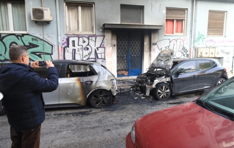 Δύο από τα καμένα αυτοκίνητα στα Εξάρχεια (φωτ.: EUROKINISSI/Γιάννης Παναγόπουλος)