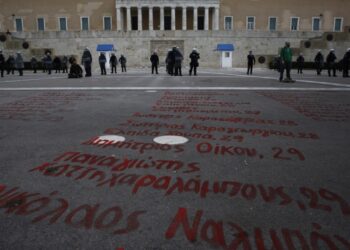 Τα ονόματα των θυμάτων των Τεμπών διακρίνονται γραμμένα μπροστά από το μνημείο του Αγνώστου Στρατιώτη, κατά τη διάρκεια της συγκέντρωσης διαμαρτυρίας στο κέντρο της Αθήνας (φωτ.: ΑΠΕ-ΜΠΕ/Γιάννης Κολεσίδης)