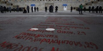 Τα ονόματα των θυμάτων των Τεμπών διακρίνονται γραμμένα μπροστά από το μνημείο του Αγνώστου Στρατιώτη, κατά τη διάρκεια της συγκέντρωσης διαμαρτυρίας στο κέντρο της Αθήνας (φωτ.: ΑΠΕ-ΜΠΕ/Γιάννης Κολεσίδης)