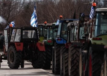 Διαμαρτυρία αγροτών με τρακτέρ σε κόμβο της εθνικής οδού Τρίκαλων - Λάρισας (φωτ.: EUROKINISSI/Θανάσης Καλλιάρας)