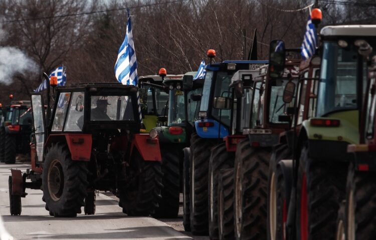 Διαμαρτυρία αγροτών με τρακτέρ σε κόμβο της εθνικής οδού Τρίκαλων - Λάρισας (φωτ.: EUROKINISSI/Θανάσης Καλλιάρας)