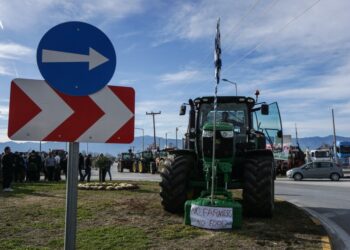«Χωρίς αγρότες δεν υπάρχει φαγητό» αναγράφει το πανό στο τρακτέρ σε κόμβο της εθνικής οδού Τρικάλων-Λάρισας (φωτ.: EUROKINISSI/Θανάσης Καλλιάρας)