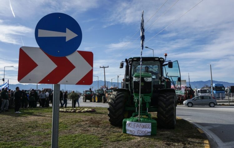 «Χωρίς αγρότες δεν υπάρχει φαγητό» αναγράφει το πανό στο τρακτέρ σε κόμβο της εθνικής οδού Τρικάλων-Λάρισας (φωτ.: EUROKINISSI/Θανάσης Καλλιάρας)