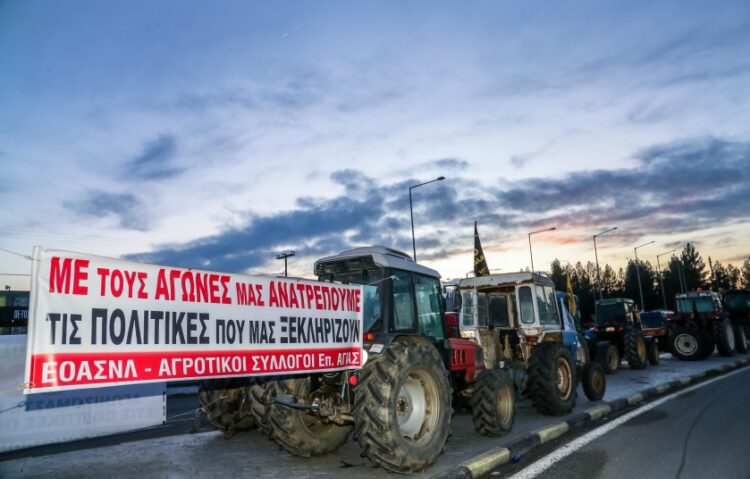 Στιγμιότυπο από τη διαμαρτυρία των αγροτών στον Πλατύκαμπο Λάρισας (φωτ.: EUROKINISSI)