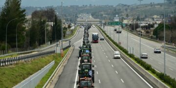 Τρακτέρ στην εθνική οδό μετά την αποχώρησή τους από την Αθήνα (φωτ.: EUROKINISSI/Μιχάλης Καραγιάννης)